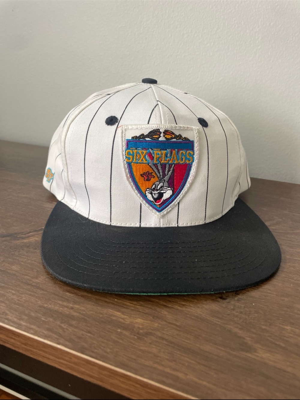 Vintage 90s Six Flags snapback hat featuring Bugs Bunny- Used